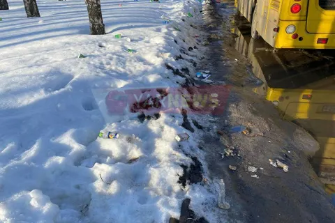 В Ярославле конечную остановку желтых автобусов превратили в помойку