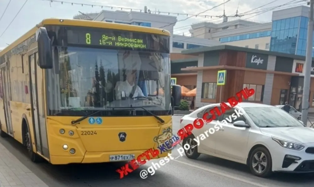 Водитель «Яавтобуса» до приезда скорой оказал первую помощь пассажиру