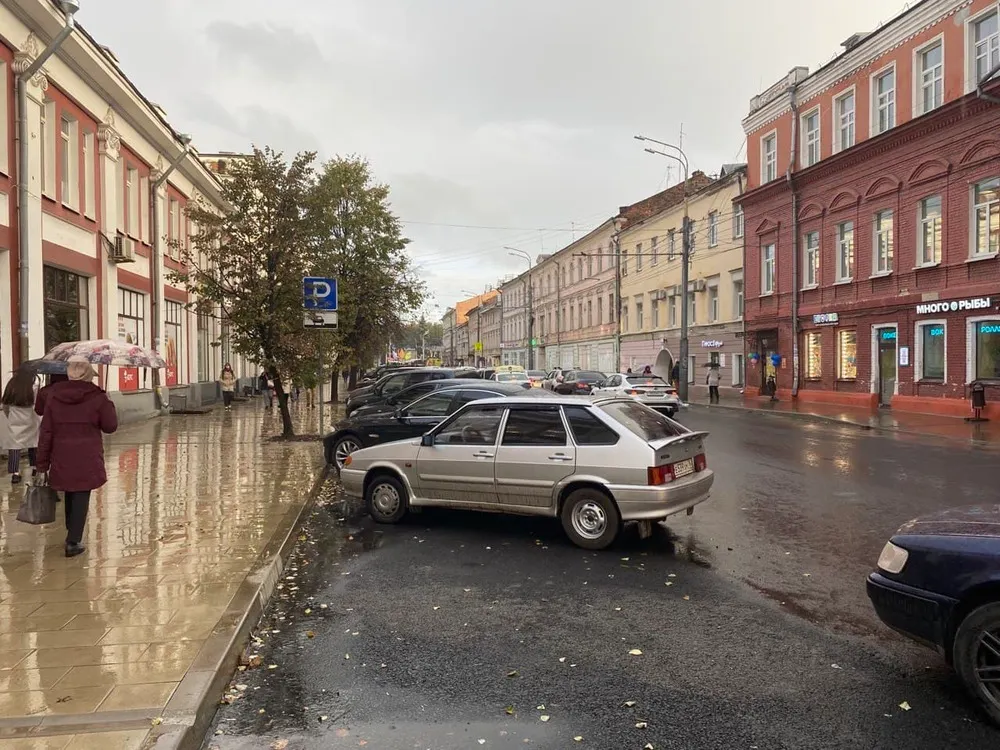 «Елочкой нельзя»: парковка на Комсомольской улице в Ярославле будет параллельной