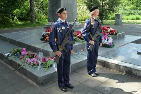 В Ярославской области дети выпустили белых журавлей памяти