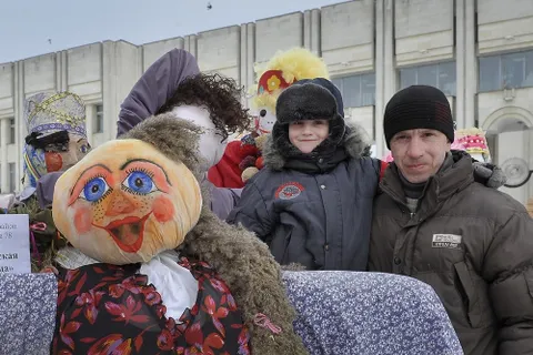 В центре Ярославля начался конкурс масленичных кукол. Фоторепортаж