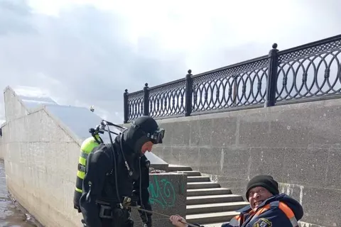 В Ярославле водолазы подняли со дна гранитную плитку Волжской Набережной