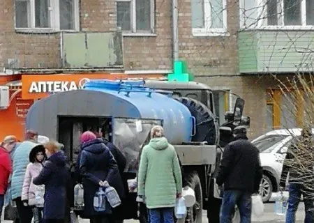 В Ростове Ярославской области продолжается подвоз бутилированной воды