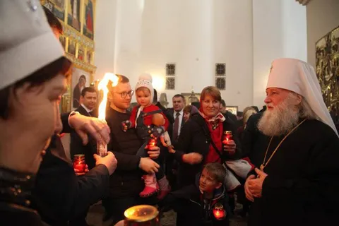 Благодатный огонь в Ярославле раздавали при большом стечении народа