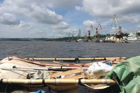 Двое ярославцев на плоту плывут к Каспийскому морю