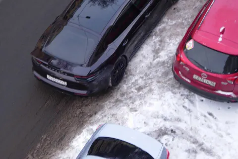 Депутат на  Porsche перегородил улицу в центре Ярославля