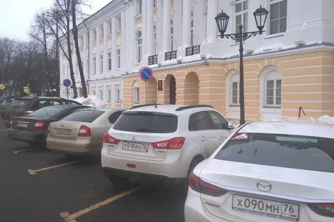 Машины на Советской площади в центре Ярославля остались 