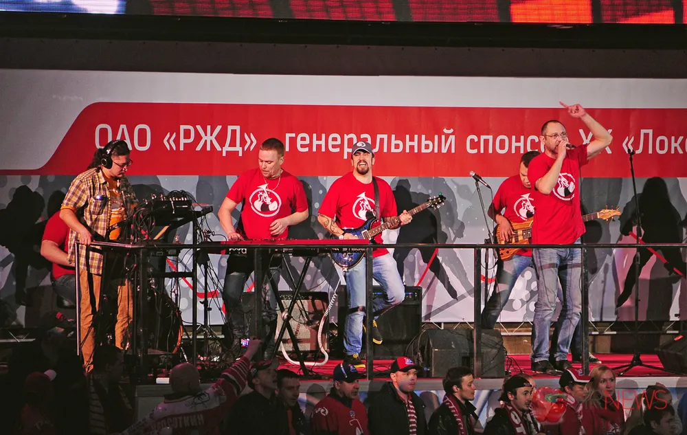 В Ярославле перед матчем ХК «Локомотив» и СКА зажгли «Мамульки Bend». C фото