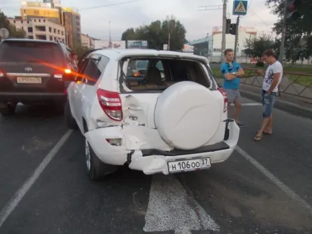 В Ярославле в ДТП попали сразу три автомобиля