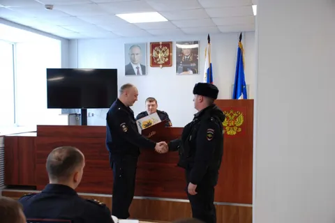 Полицейских, предотвративших взрыв газа в жилом доме, наградили грамотами МЧС
