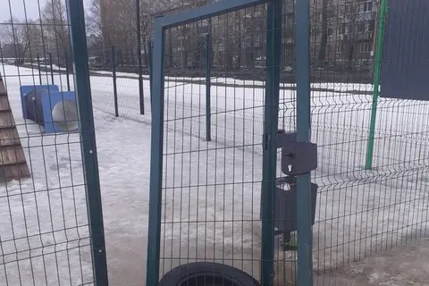В Ярославле развалилась новая площадка для выгула собак
