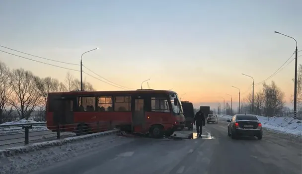 В Ярославле маршрутку вынесло на разделительные тросы