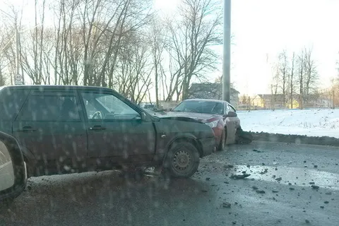 В Ярославской области фура сползла в кювет