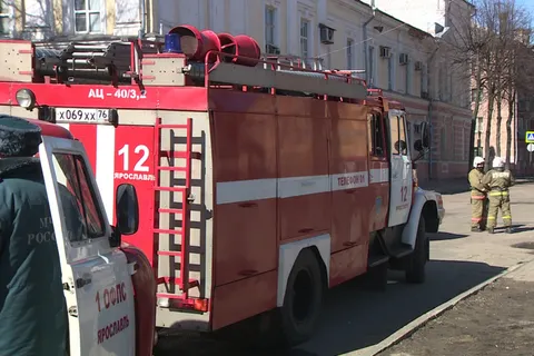 В центре Ярославля спецслужбы оцепили автобусную остановку