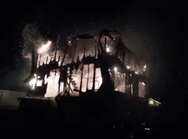В Угличе пожарные шесть часов тушили расселенный дом