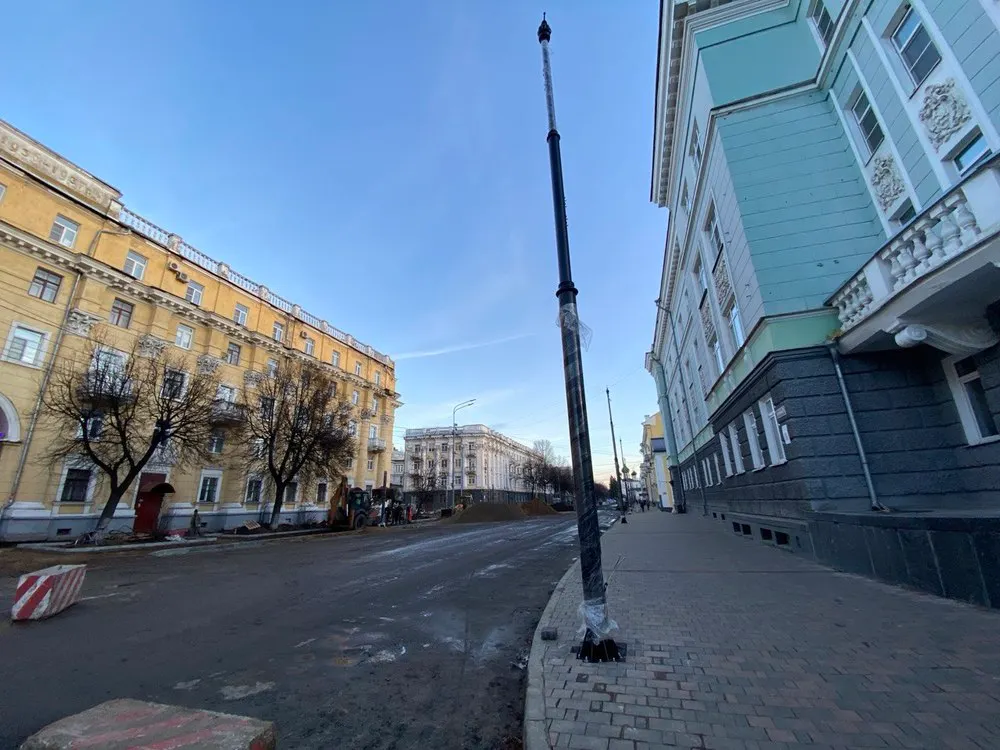 На Советской улице в Ярославле монтируют фонари на чугунных основаниях
