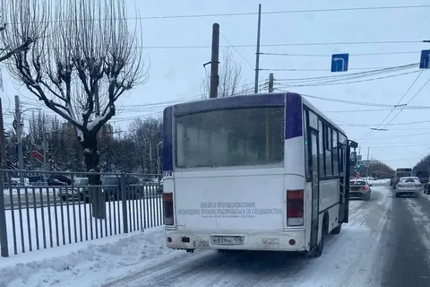 «Третий день стоит»: на дорогах Ярославля все больше брошенных автобусов
