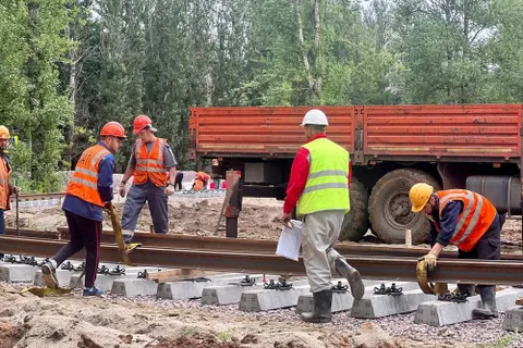 В Дзержинском районе Ярославля идет круглосуточный монтаж трамвайных путей