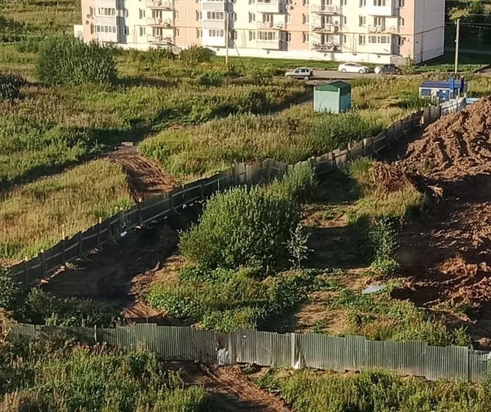 В Ярославле застройщик перекрыл дорожку к школе и остановкам