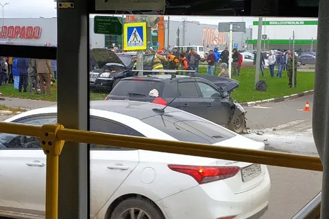 В Ярославле возле «Глобуса» столкнулись две машины: есть пострадавшие