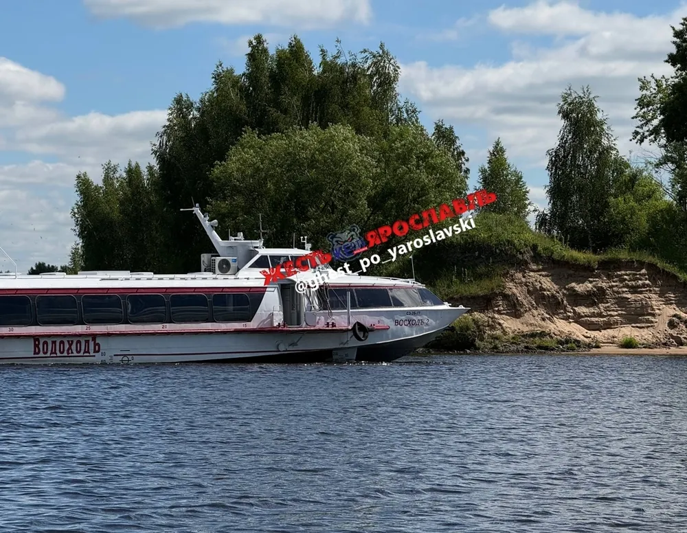 В Ярославле на выходе из затона сломался рейсовый теплоход