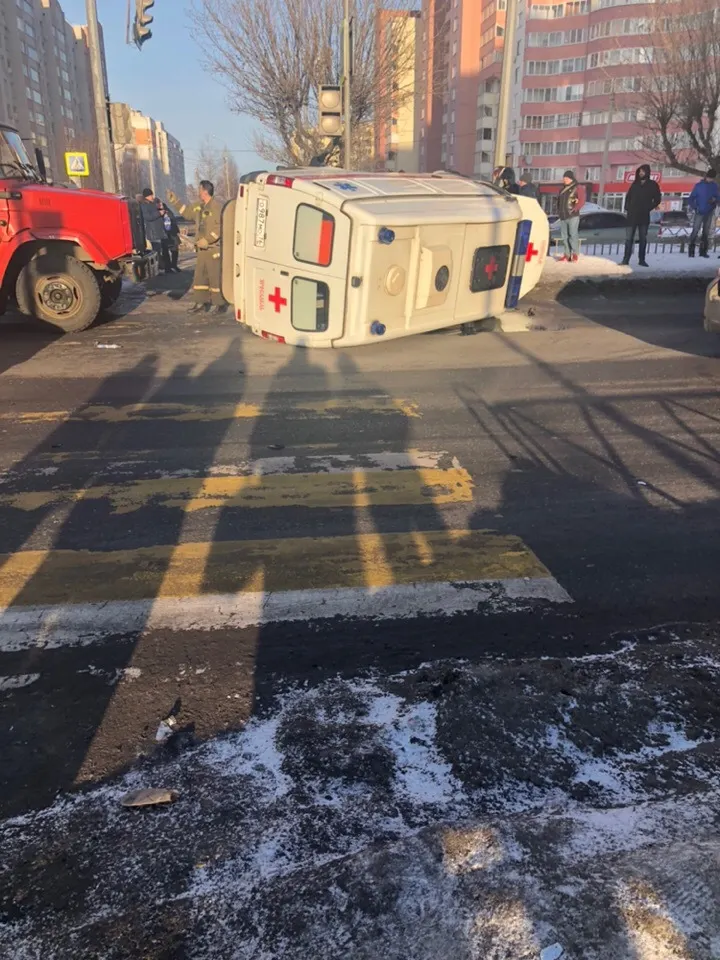 В Ярославле перевернулась машина «Скорой помощи»