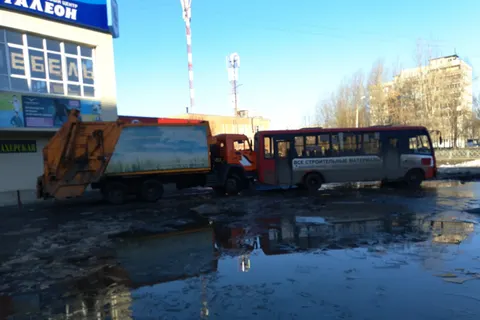 В Ярославле мусоровоз вытащил застрявшую в грязи маршрутку: фото