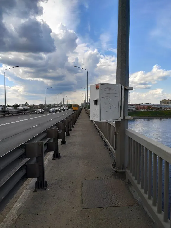 В Ярославле на Октябрьском мосту установили ловушку для велосипедистов