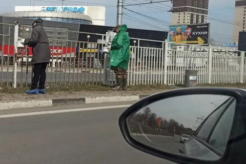 В Ярославле продолжают традицию покраски заборов по грязи