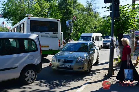 На Октябрьской площади Ярославля огромная пробка