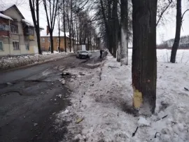В Ярославле водитель «Мерседеса» получил травмы при столкновении с деревом