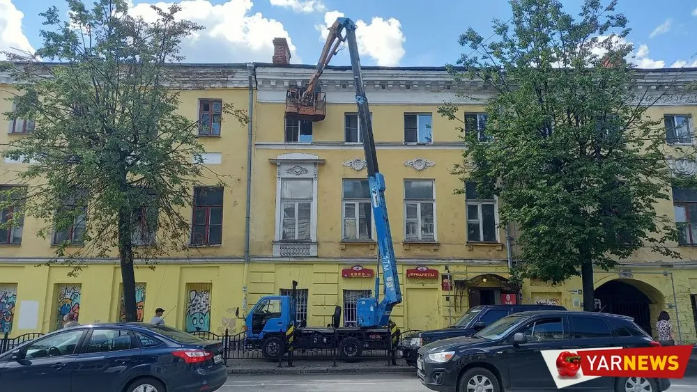 В Ярославле закрывают баннером разрушающийся дом-памятник