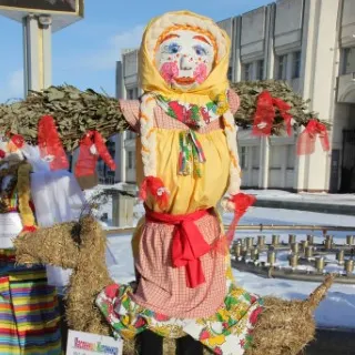 В центре Ярославля начали устанавливать масленичных кукол
