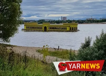 В Ярославле на Волге тонет скандальный дебаркадер