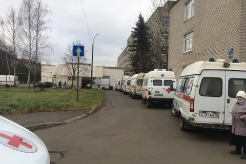 В Рыбинске очередь «Скорых» выстроилась в covid-больницу