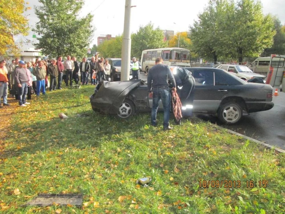 В Ярославле Mercedes врезался в столб