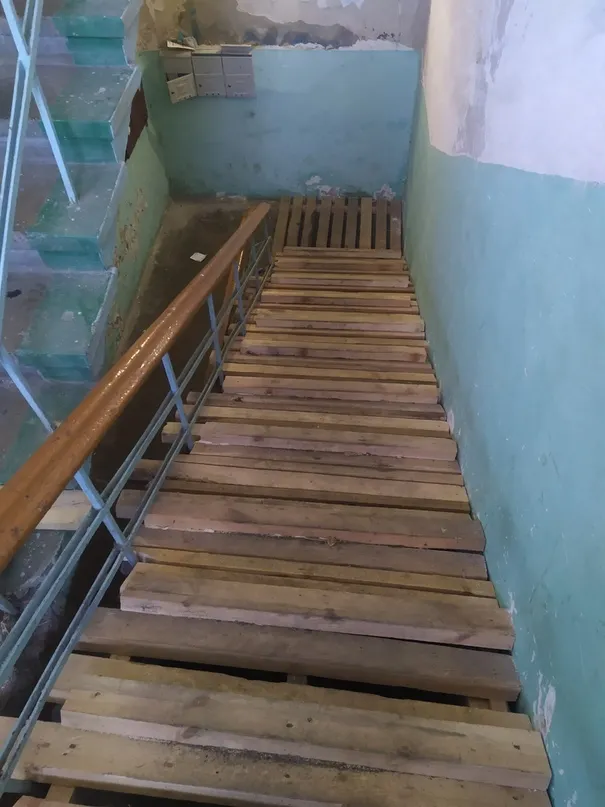 В Ярославле в жилом доме обрушилась лестница