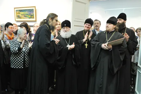 Желающие посетить выставку художника и священника Василия Шиханова не поместились в зал. Фоторепортаж