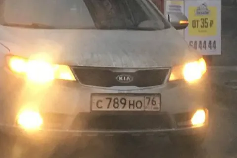 Таксист по-хамски припарковался у «Ауры» в Ярославле