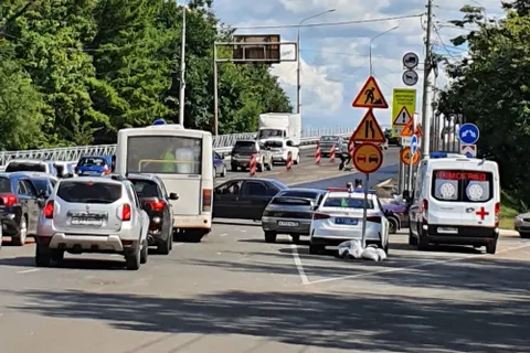 В Ярославле у Октябрьского моста дежурит бригада медиков