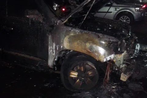 В центре Ярославля ночью полыхал внедорожник