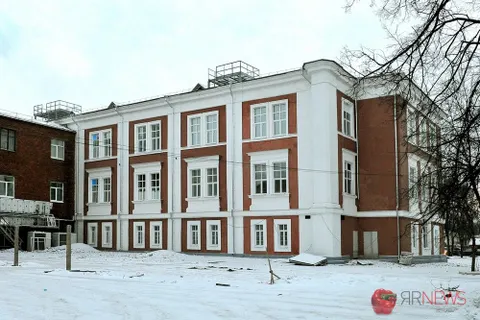 Главный врач больницы Соловьева в Ярославле Александр Дегтярев: «Первые посетители в старом отремонтированном корпусе появятся уже в апреле». Фоторепортаж
