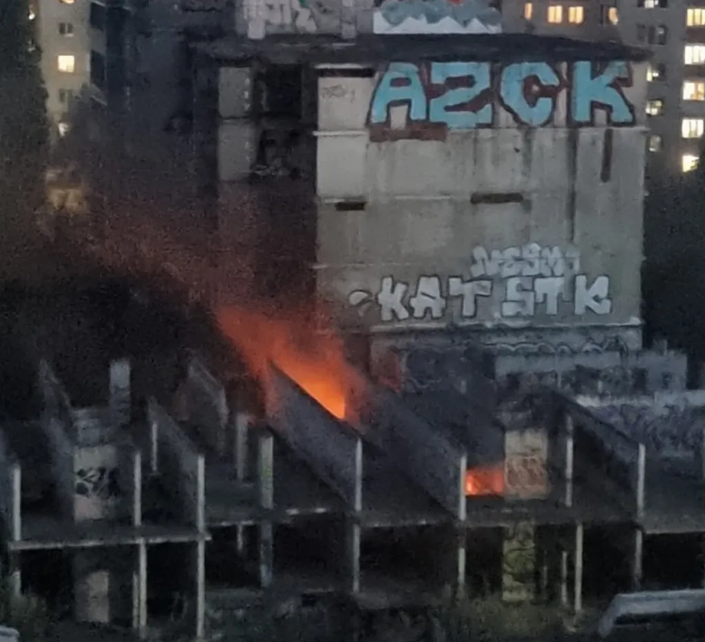 В Ярославле горела опасная заброшка