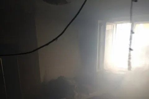 При пожаре в многоквартирном доме в Ярославле погиб молодой мужчина