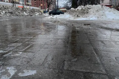 «Бабушки ползут на карачках»: ярославские улицы превратились в каток