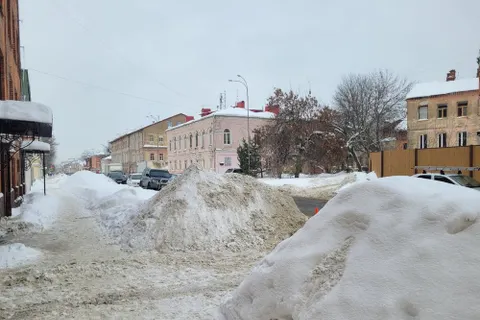 На улицах Рыбинска появились снежные горы