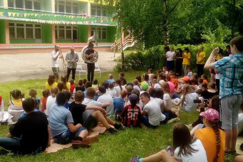 В Ярославле в европейский день музыки сыграли французы уличного театра «Cheval des 3»