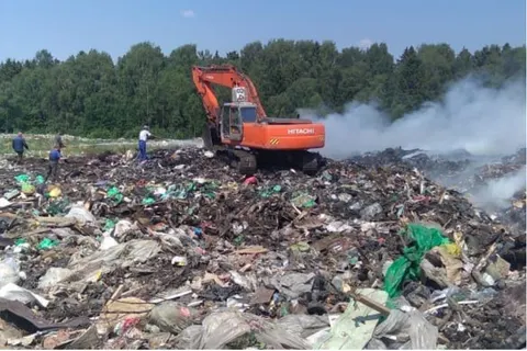 Под Рыбинском продолжают тушить мусорный полигон