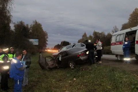 В Ярославской области столкнулись фура и три легковушки