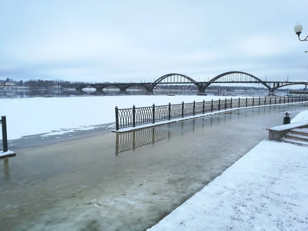 В Рыбинске набережная превратилась в каток